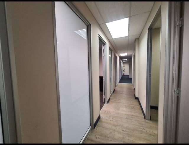 303M² OFFICE TO LET IN MAGALIESSIG
